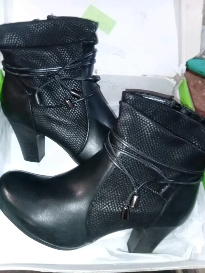Botines negros de cuero con tacón alto - 2