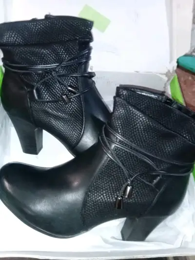 Botines negros de cuero con tacón alto - miniatura 2