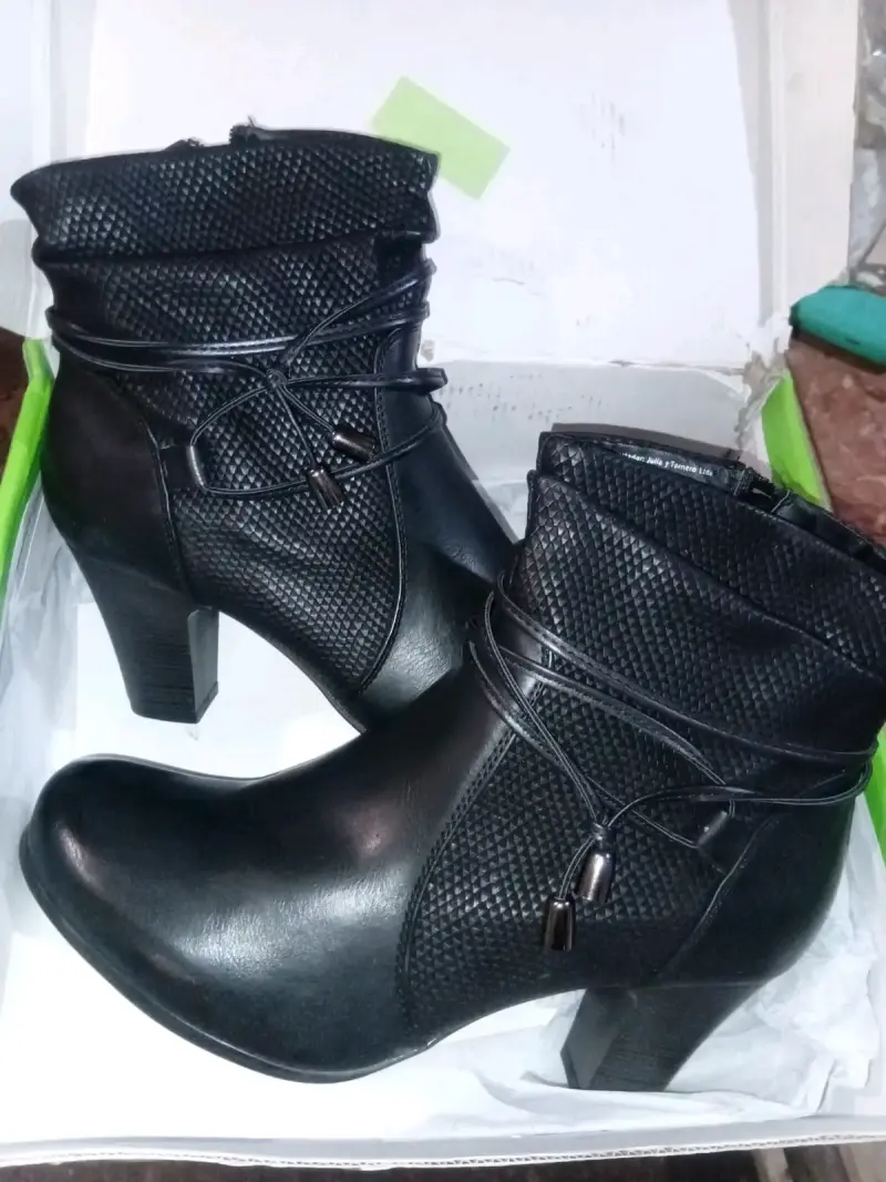 Botines negros de cuero con tacón alto - 3