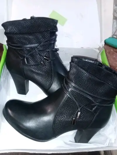 Botines negros de cuero con tacón alto - miniatura 3
