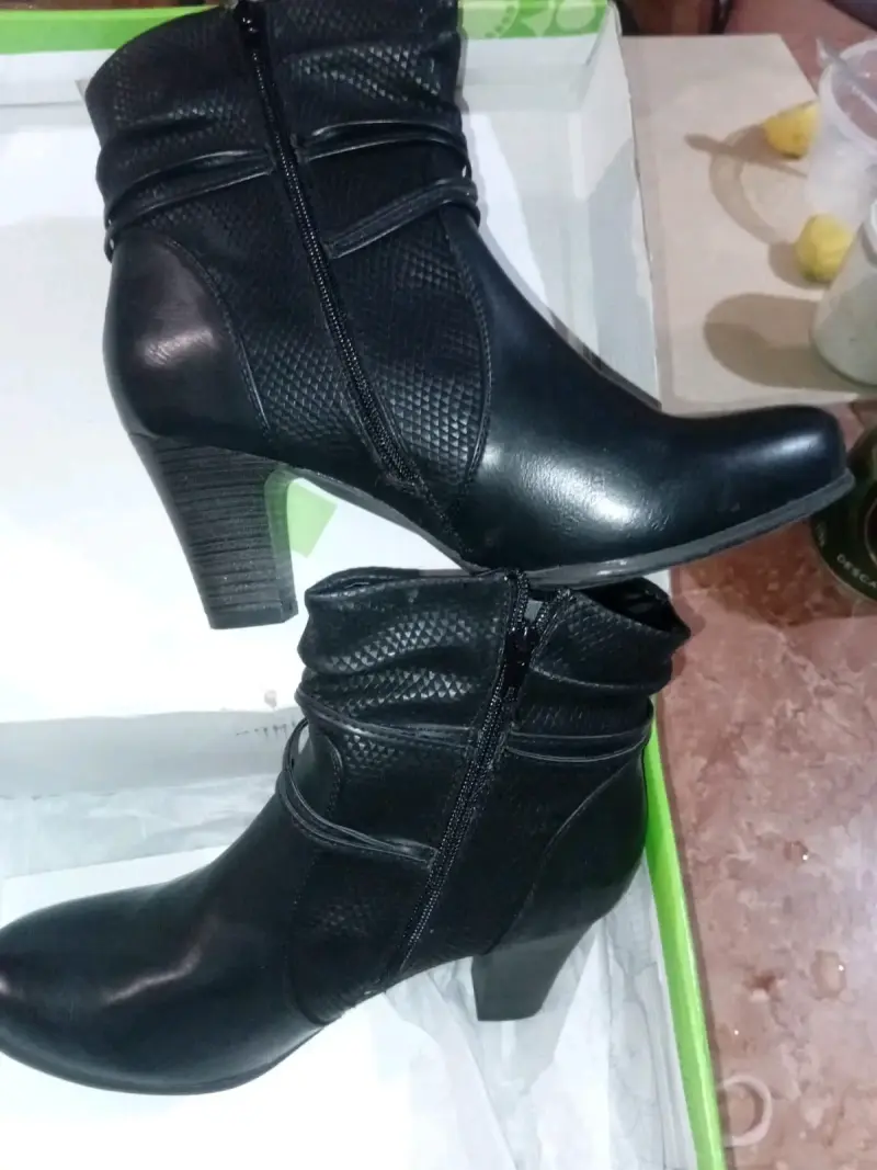 Botines negros de cuero con tacón alto - 5