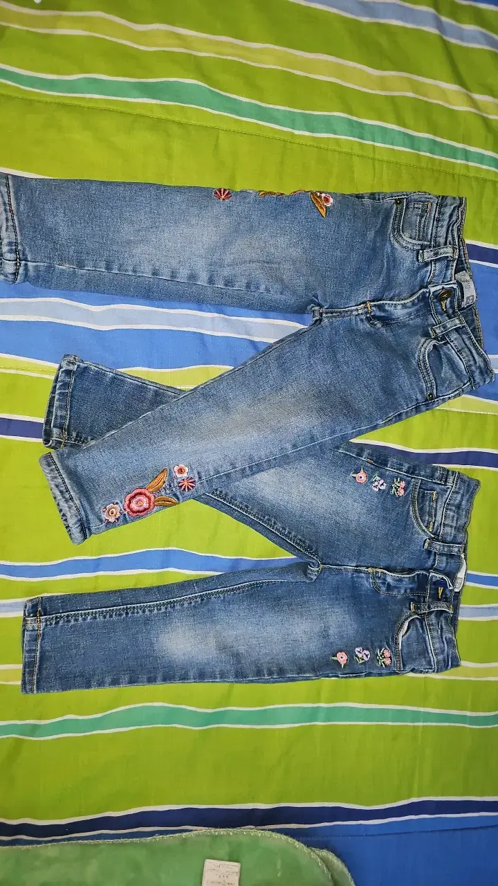 Jeans bordados para niña - 1