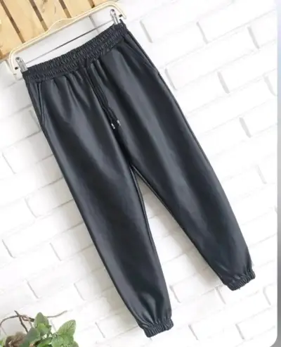 Pantalones jogger negros de cuero sintético - miniatura 1