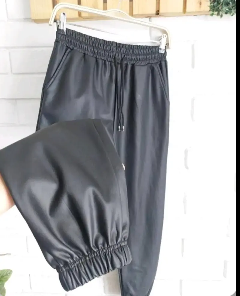 Pantalones jogger negros de cuero sintético - 2