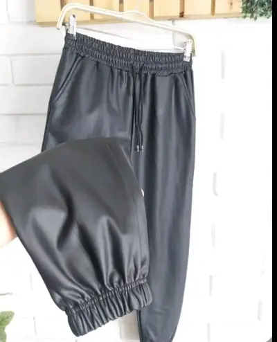 Pantalones jogger negros de cuero sintético - miniatura 2