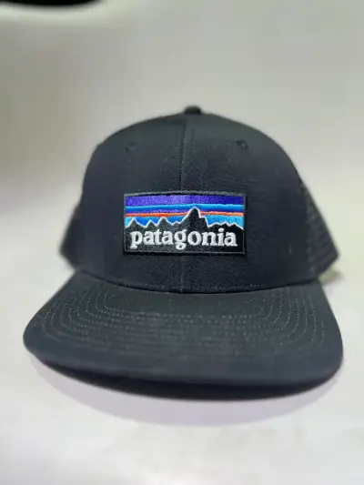 Gorra negra Patagonia con logo bordado - miniatura 1
