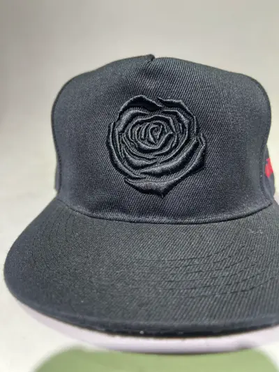 Gorra negra con diseño de rosa bordada - miniatura 1