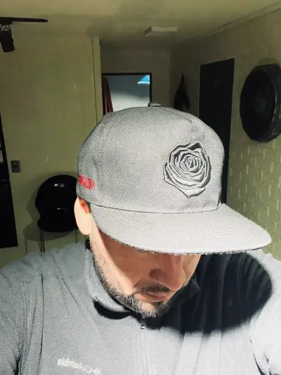 Gorra negra con diseño de rosa bordada - miniatura 2