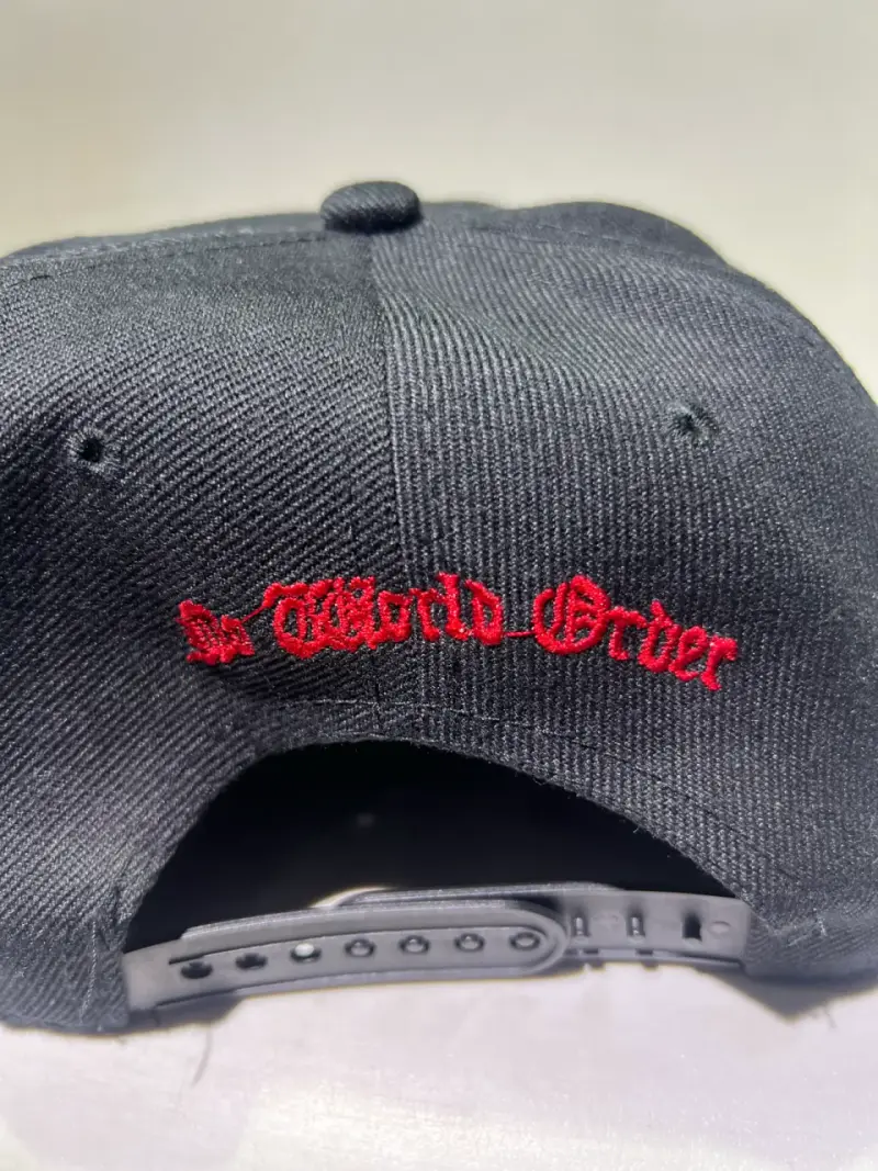 Gorra negra con diseño de rosa bordada - 4