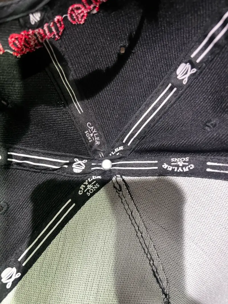 Gorra negra con diseño de rosa bordada - 5