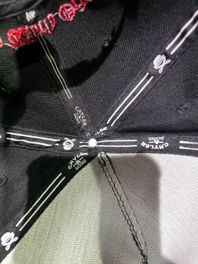 Gorra negra con diseño de rosa bordada - miniatura 5