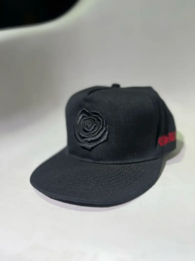 Gorra negra con diseño de rosa bordada - 6