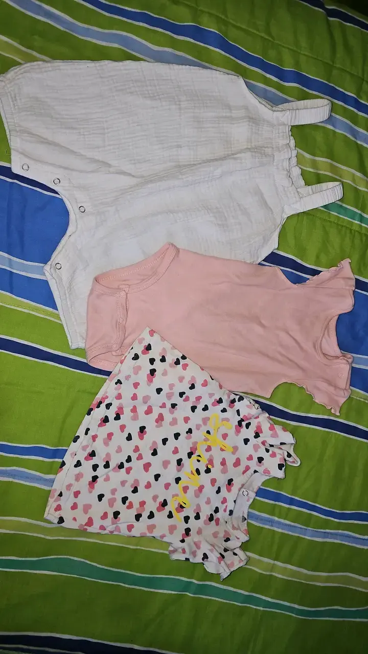 Conjunto de ropa infantil variada