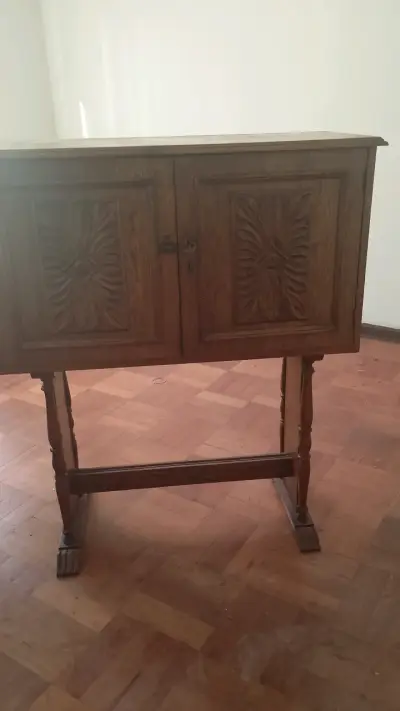 Aparador de madera tallada vintage - miniatura 1