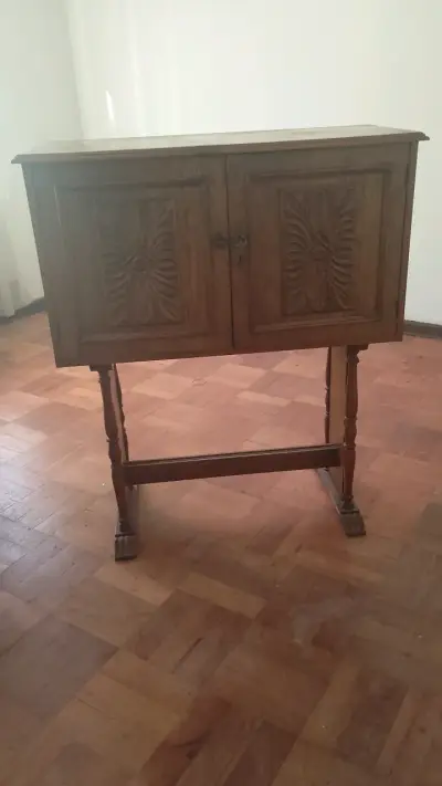 Aparador de madera tallada vintage - miniatura 2