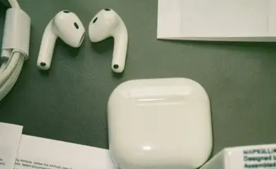 Auriculares inalámbricos blancos con estuche - miniatura 2