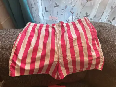Shorts de baño a rayas rosadas y blancas - miniatura 1