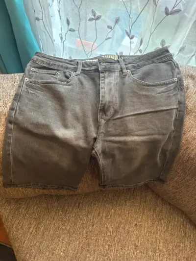 Shorts de mezclilla gris para hombre - miniatura 1