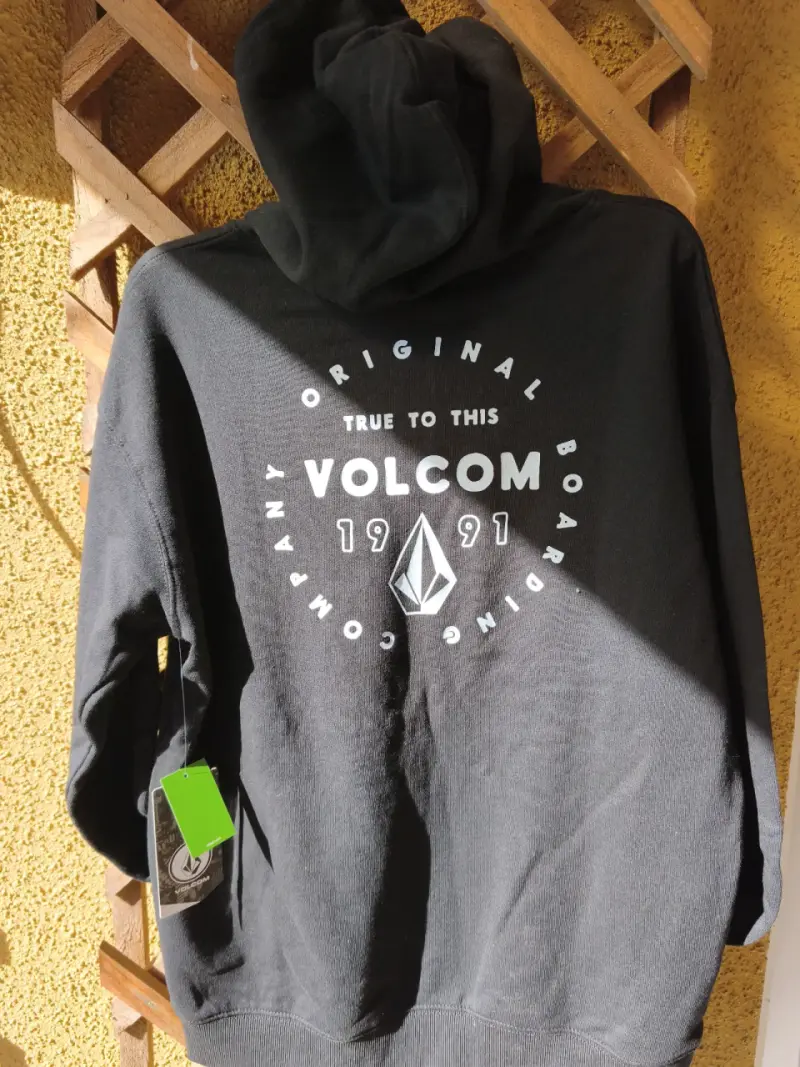 Polerón negro Volcom con capucha - 3