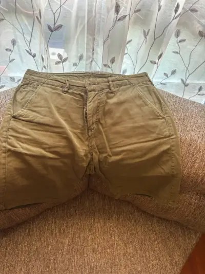 Shorts cargo verde oliva para hombre - miniatura 1