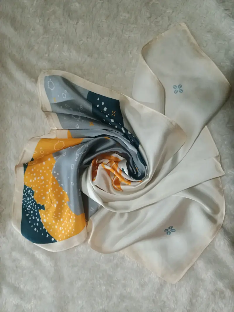 Pañuelo de seda estampado 70x70 sin etiqueta