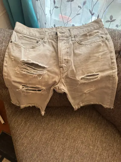 Shorts de mezclilla desgastados para hombre - miniatura 1