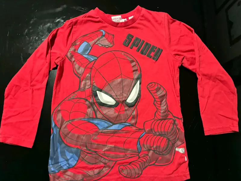 Polera Spiderman roja para niños