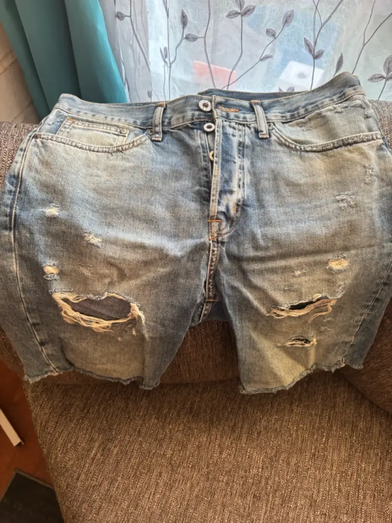 Shorts de mezclilla desgastados para hombre - 1