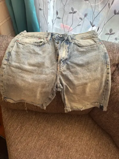 Shorts de mezclilla desgastados para hombre - miniatura 1