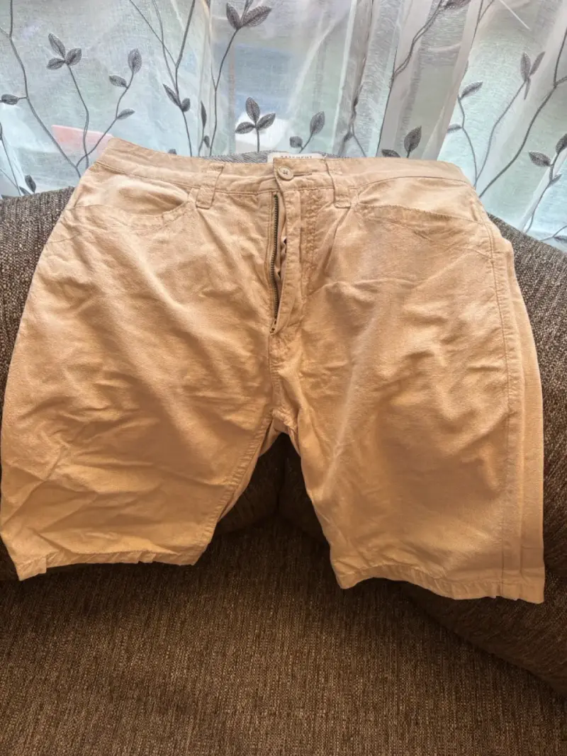Bermudas beige casuales para hombre - 1
