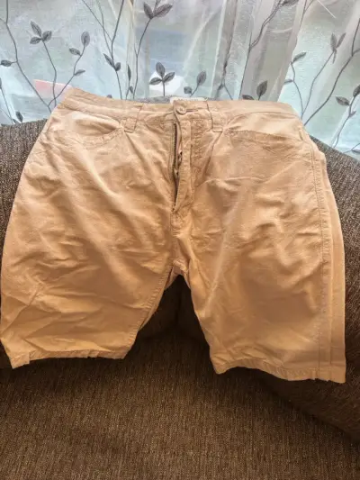 Bermudas beige casuales para hombre - miniatura 1