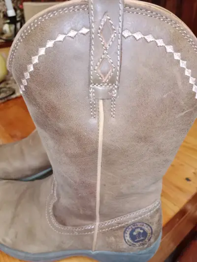 Botas de cuero marrón con suela antideslizante - miniatura 2