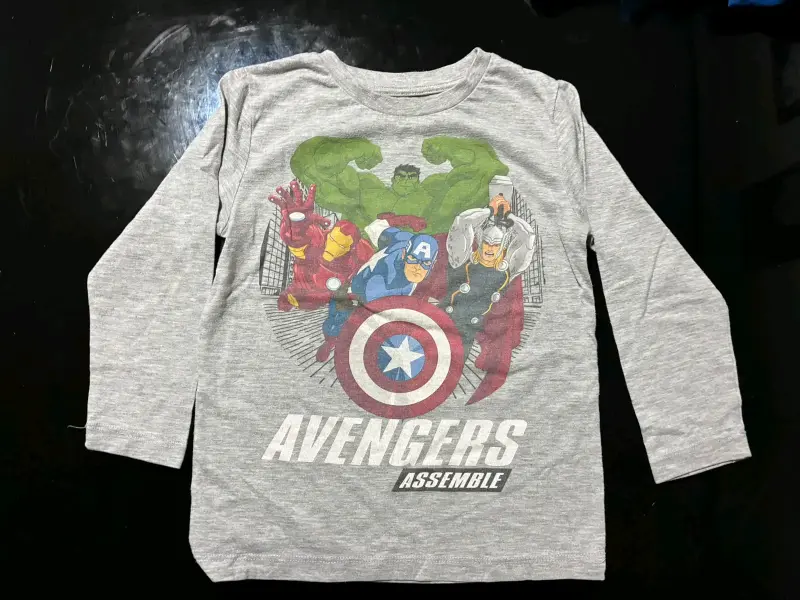 Polera manga larga Avengers gris para niños
