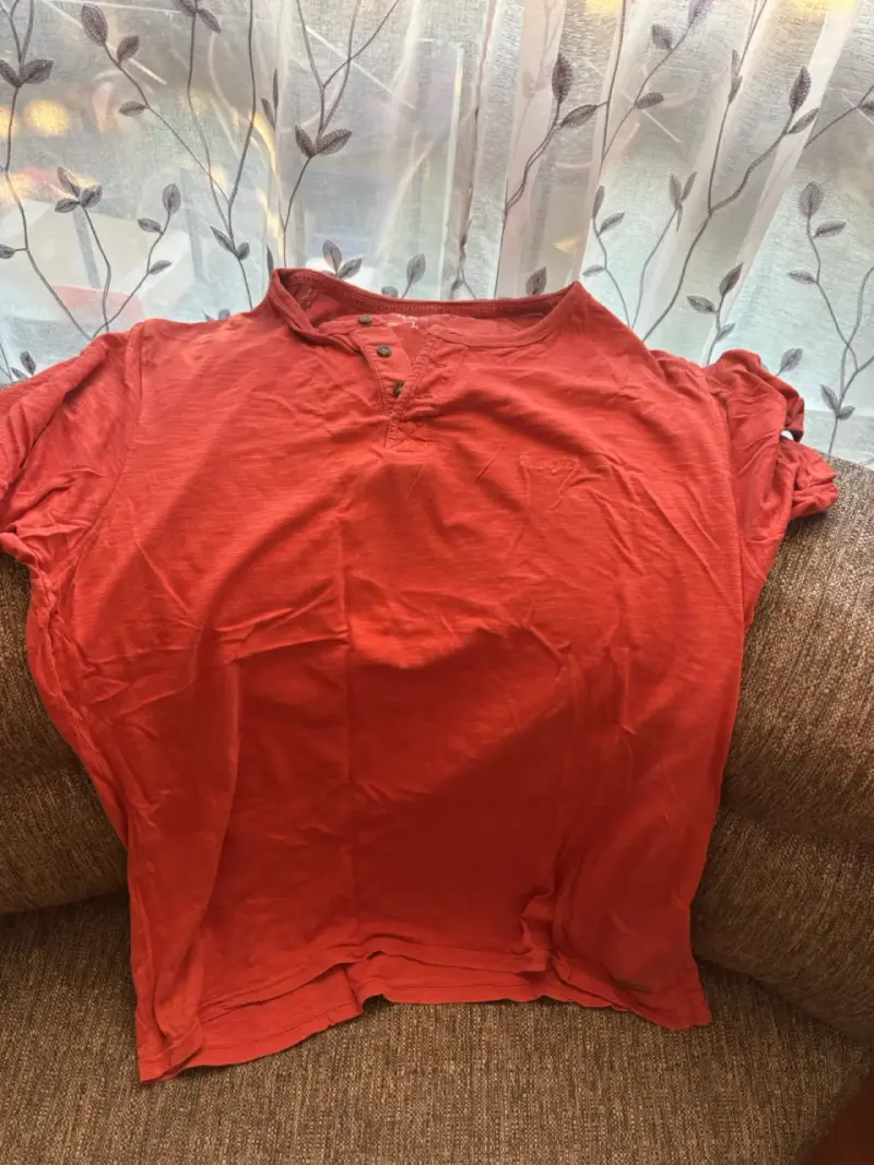 Polera roja de algodón con botones - 1