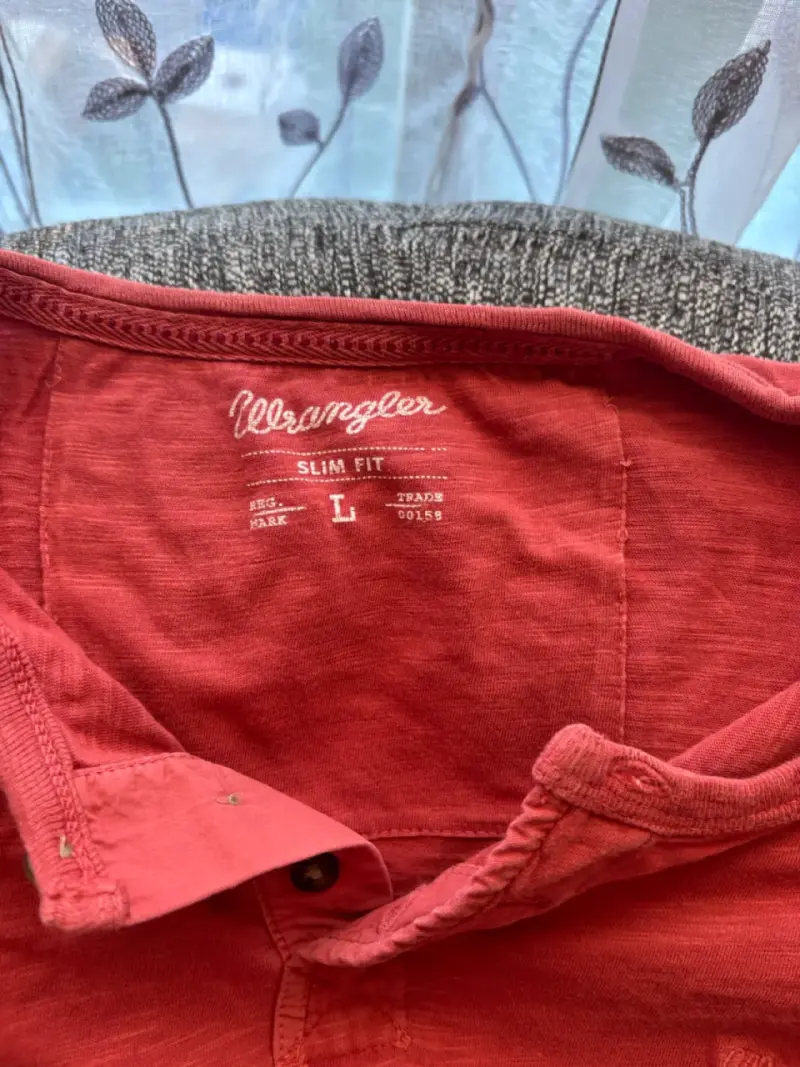 Polera roja de algodón con botones - 2