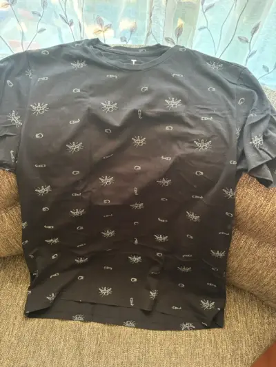 Polera negra con estampado gráfico - miniatura 1