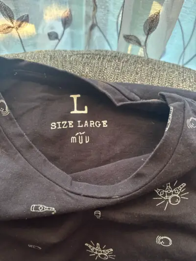 Polera negra con estampado gráfico - miniatura 2