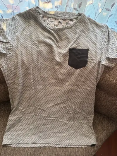 Polera gris con bolsillo negro estampado - miniatura 1