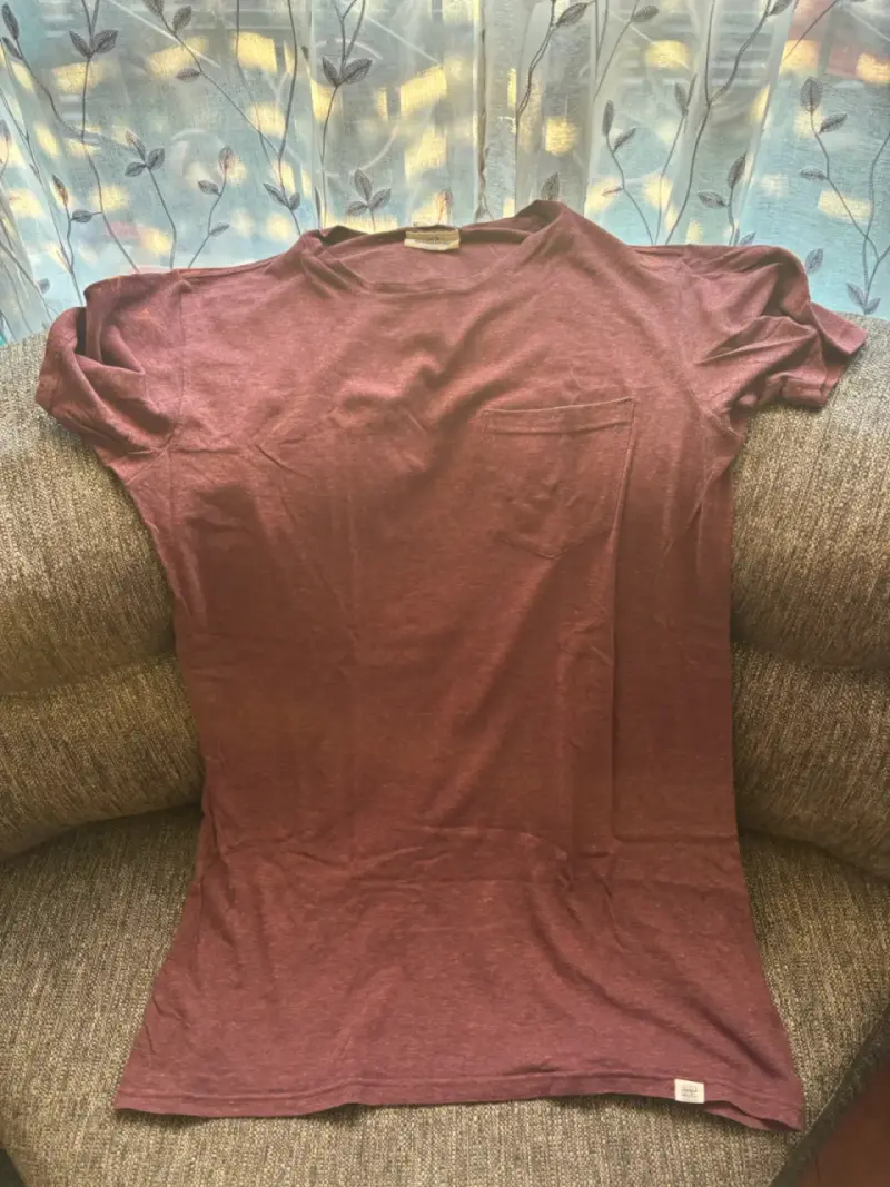 Polera burdeos con bolsillo delantero - 1