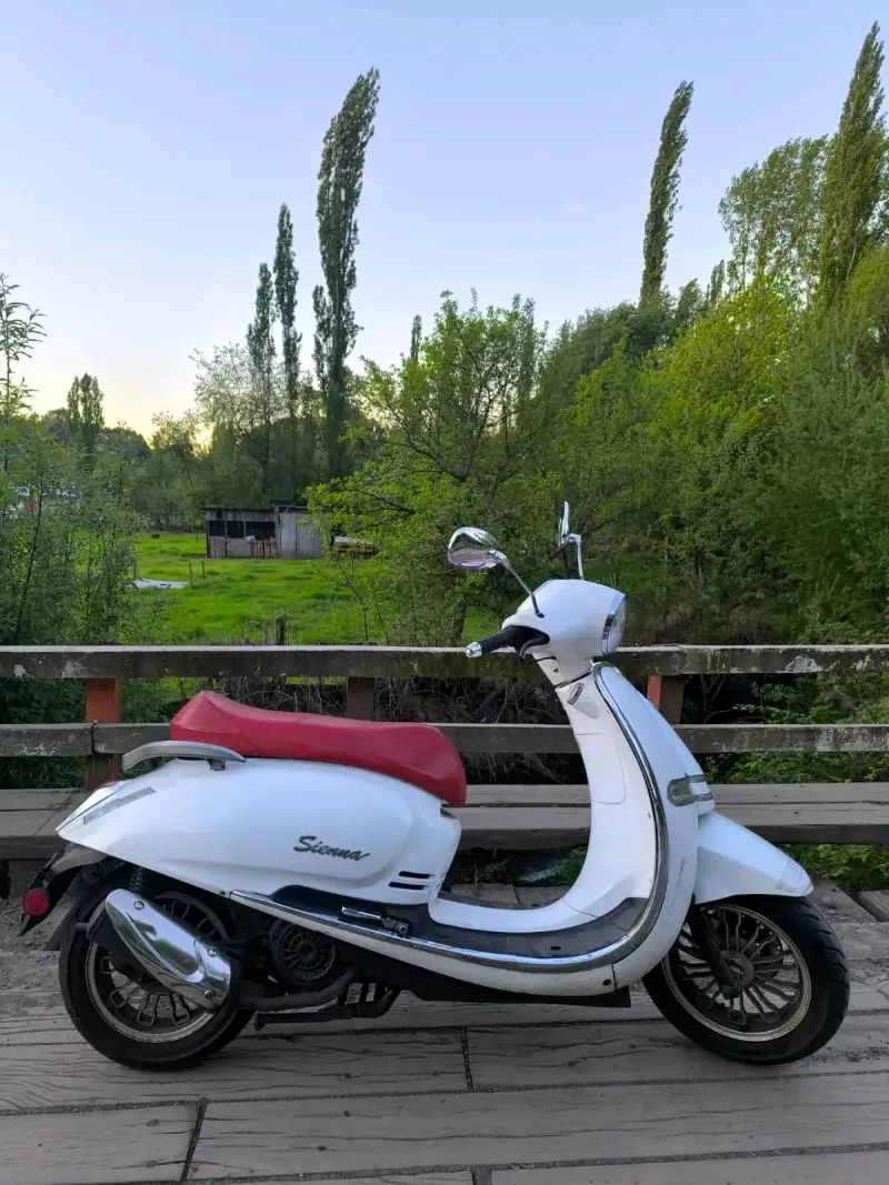 Scooter Sienna blanca modelo vespa - 1