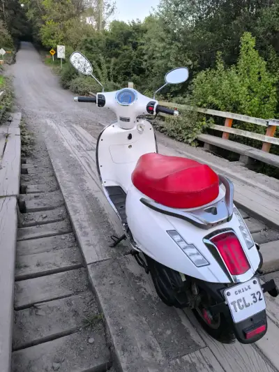 Scooter Sienna blanca modelo vespa - miniatura 2