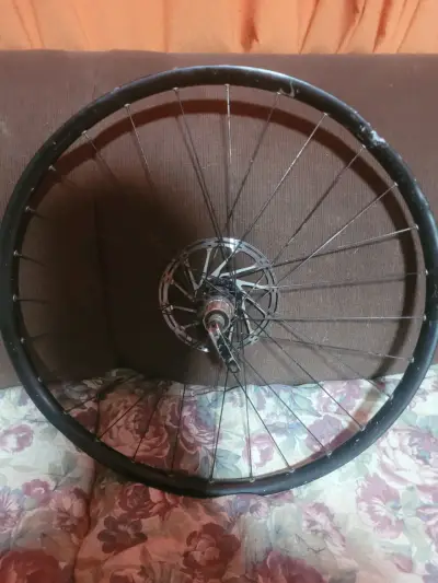 Rueda de bicicleta con disco de freno - miniatura 1