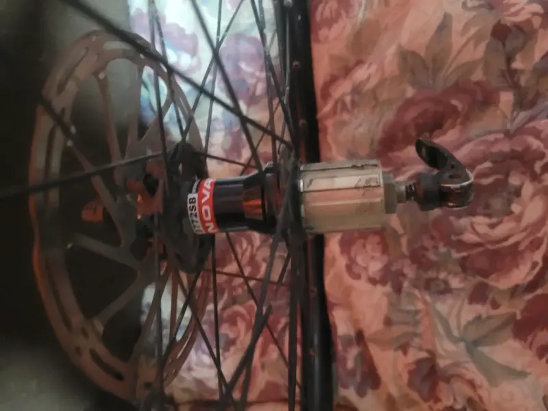 Rueda de bicicleta con disco de freno - 2