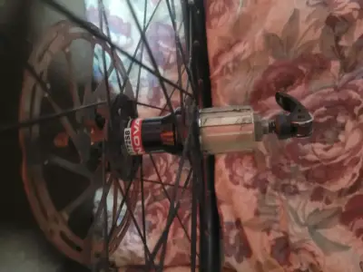 Rueda de bicicleta con disco de freno - miniatura 2