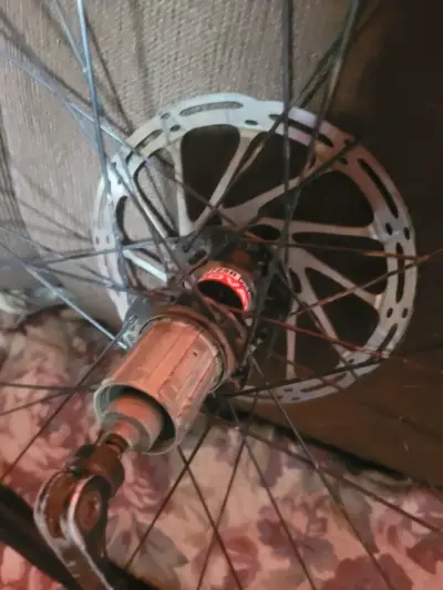 Rueda de bicicleta con disco de freno - miniatura 3