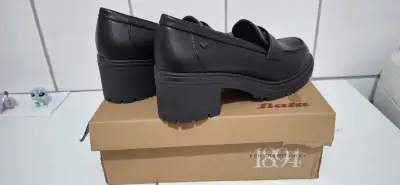 Zapatos de tacón Bata negros elegantes - miniatura 2