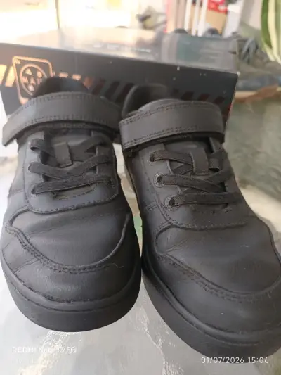 Zapatillas escolares negros con velcro - miniatura 1
