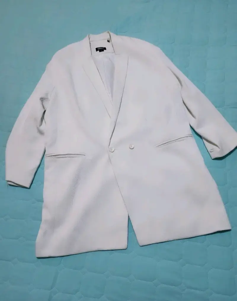Blazer blanco elegante para mujer