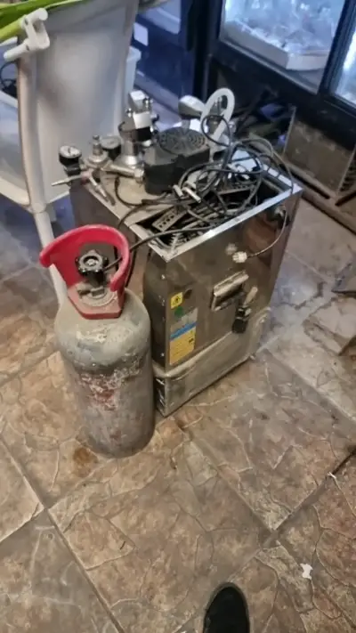 Máquina dispensadora de cerveza con cilindro - miniatura 1