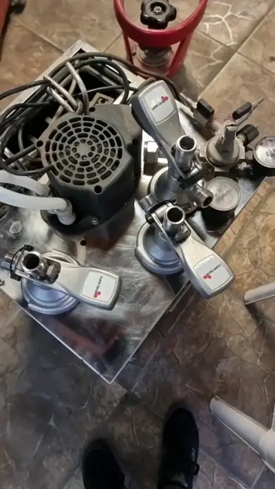 Máquina dispensadora de cerveza con cilindro - miniatura 2